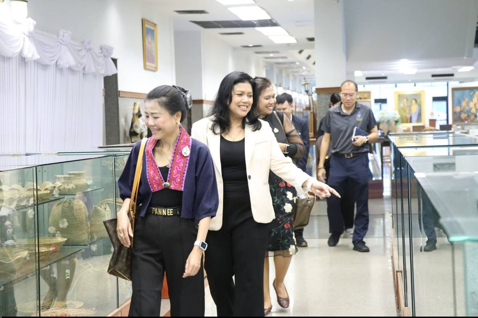 title - ผอ.ศพส. ให้การต้อนรับ รศ.ดร.พรรณี สวนเพลง ผู้อำนวยการศูนย์รวมผู้เชี่ยวชาญทางด้านการท่องเที่ยวเชิงวัฒนธรรมอาหาร และเจ้าหน้าที่ เยี่ยมชมกิจกรรมการดำเนินงานของศูนย์ส่งเสริมและพัฒนาอาชีพเสริมนอกภาคการเกษตร